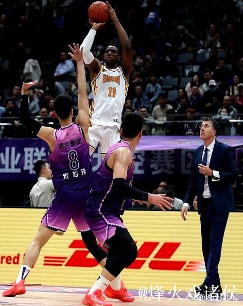 迪亚洛全场17中7，三分3中1得到17分7篮板1抢断5失误2盖帽